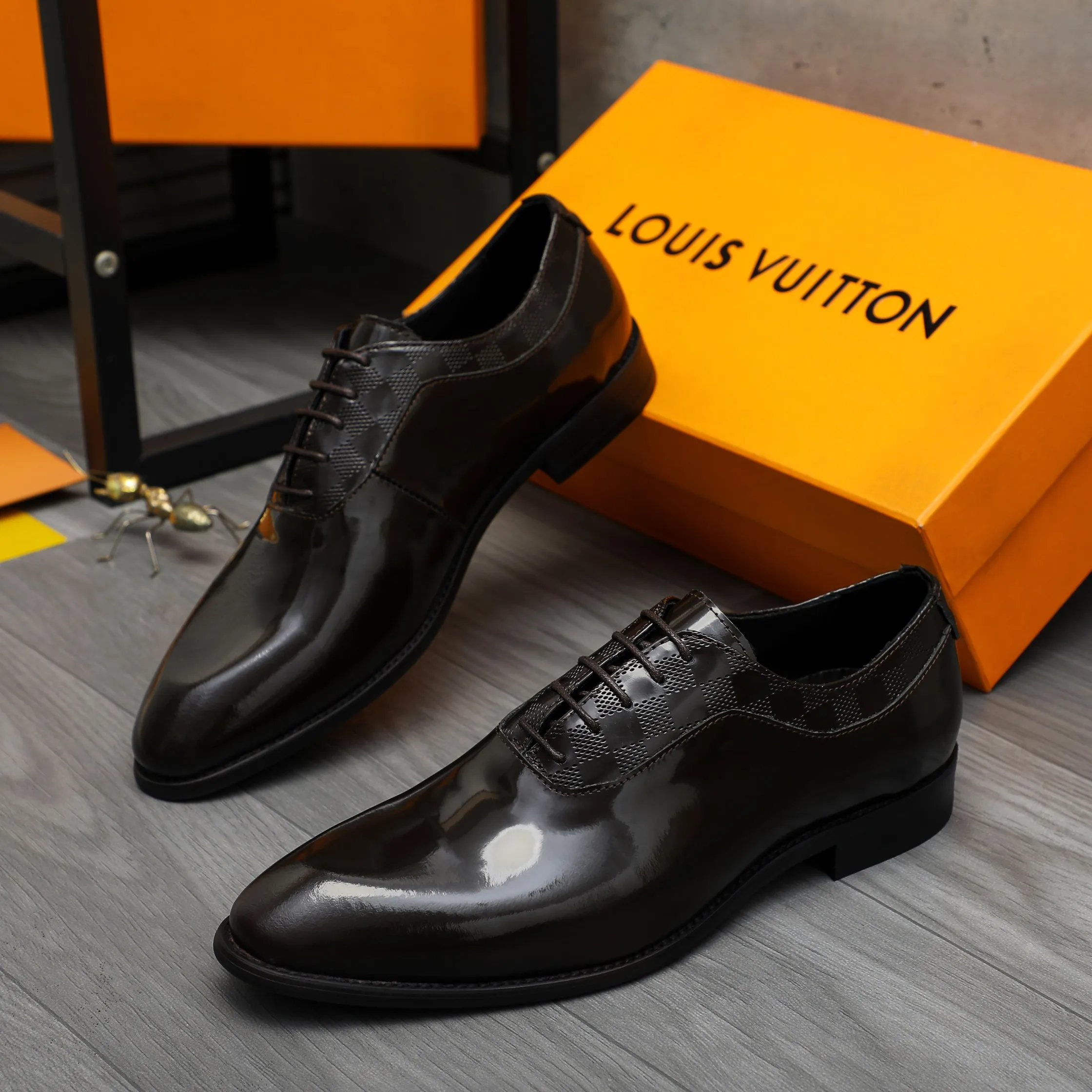 Men's shoes 💰p460 Product trademark: LV (Louis Vuitton) business lace-up leather shoes True size: 39-44 Product material: Selected lacquered cowhide stitching with classic plaid embossed upper, cowhide lining, original rubber outsole